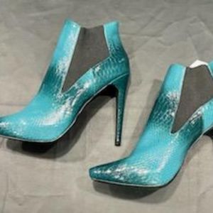 Just Fab Women's black and teal snake print ankle boots, size 10.